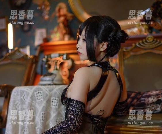 当高清遇上红裙，PAKI酱开心分享，这波搭配，毫无违和感，随便一拍都很好看。