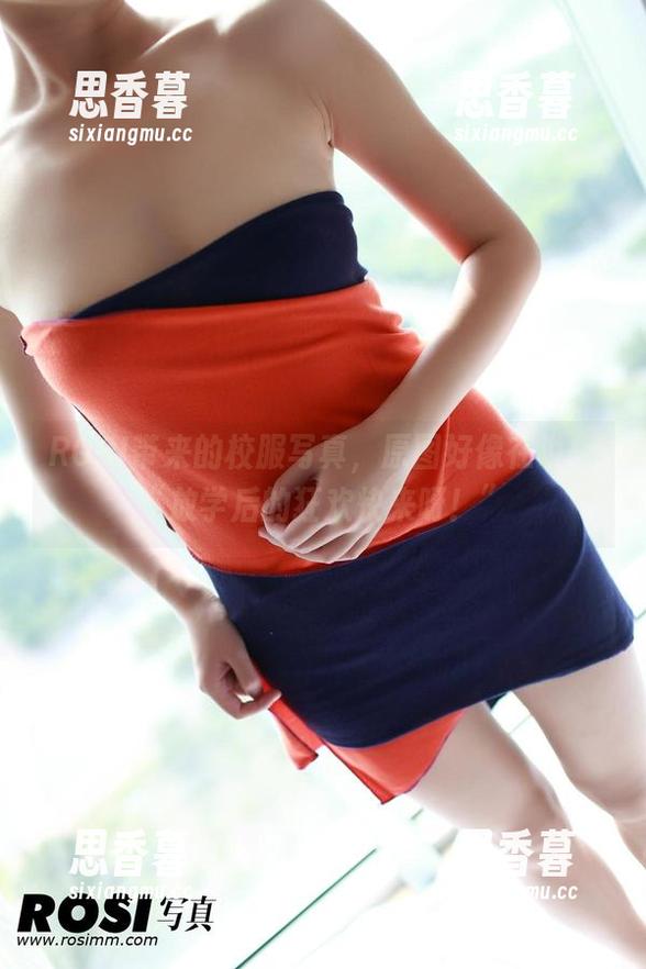 ROSI带来的校服写真，原图好像在说：“放学后的狂欢快来呀！”