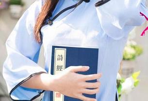 UGirls尤果网 - 放下办公文件,才可儿来分享原图的轻松时刻
