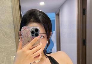微密圈 - 每一幅图片都像是不爱笑的赛琳给我寄来的明信片，这种‘嘉宾帖’看得我想暴露自己的偏见。