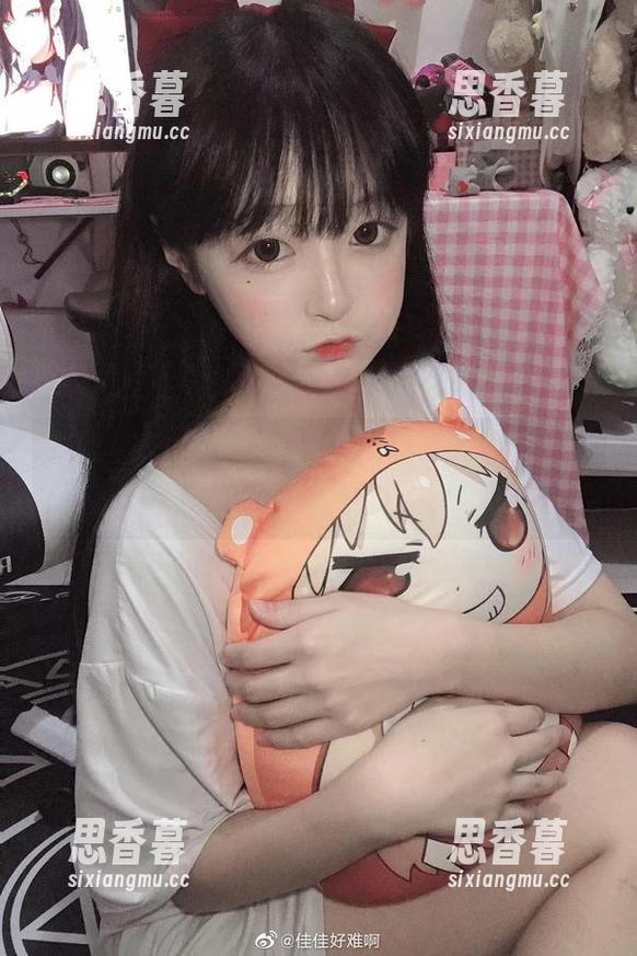 佳佳酱ovo 佳佳酱ovo的图集:看姐姐的每一个动作,心里默默咽口水。