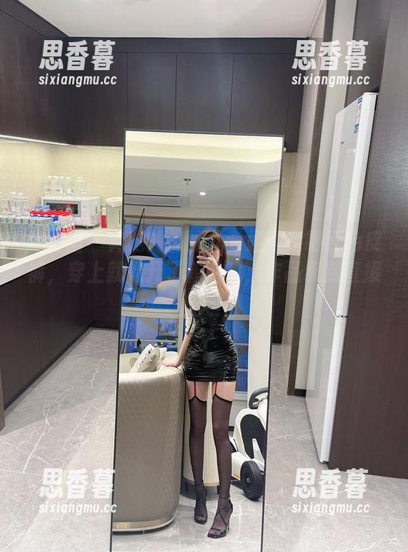 微密圈 - 奔跑的晶骡儿专题：定制红色皮裤，穿上就像开了新游戏，作品级别直接上天！