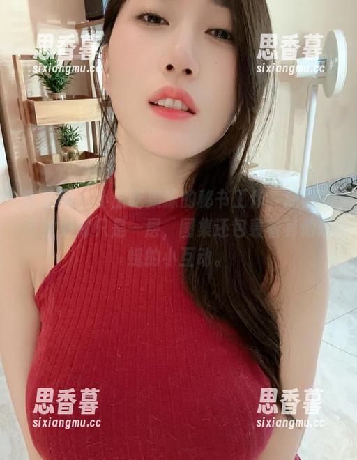 微密圈 - 小玉吃果冻的秘书工作，原图的专业好像只是一层，图集还包裹着其他蜿蜒的小互动。