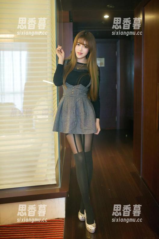 推女郎 - 谭冰与红裙：一张图片讲述一段绯色的写真