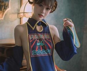 星黛鹿鹿i的写真里，身体链套图给人一种‘让我来试试能不能当项链’的错觉。