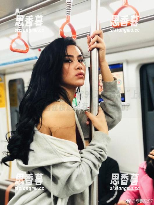 微密圈 - 更新：李嘉欣97又带我们“上楼”，这回在楼道里有什么好玩的？