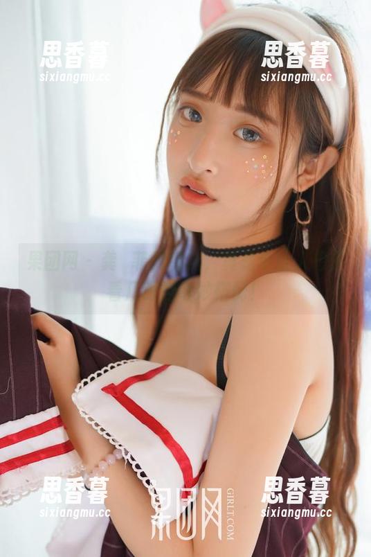 果团网 - 龚玥菲的棉袜，真是个让人想多看几眼的奇妙搭配！