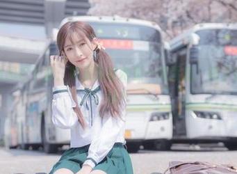 王羽杉白裙图包下载：如果我朝她扔一块蛋糕，裙子会变成美食吗？