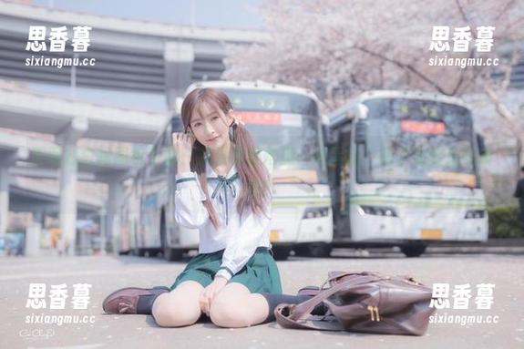 王羽杉白裙图包下载：如果我朝她扔一块蛋糕，裙子会变成美食吗？