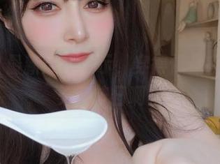 白银81最新泳装展示，穿得像是在欢庆夏天的节日啊！