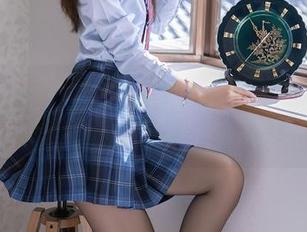 秀人网 - 看吴怡怡的吊带，原图里的线条让我想偏了，哈哈，真有意思！