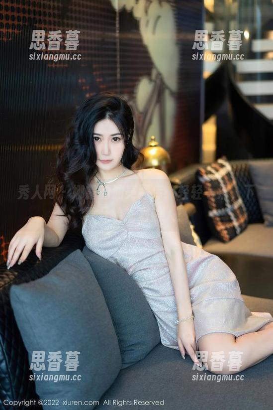 秀人网 - 娜露的油亮图库：轻轻一滑，下载开始光彩照人！