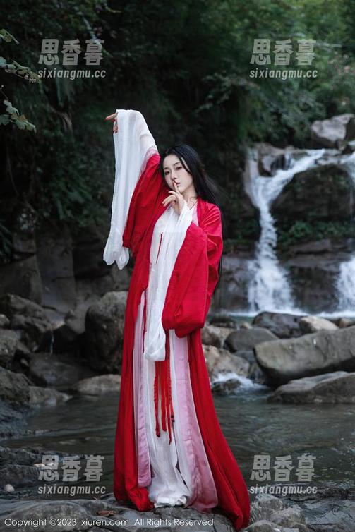 秀人网 - 女友作品分享：李丽莎的自拍技巧，我只能默默跪服。