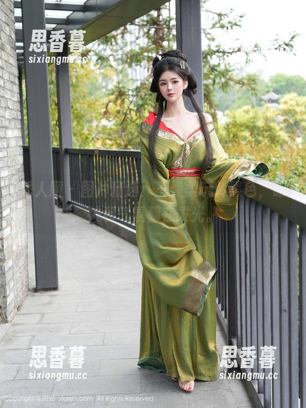 秀人网 - 图片精选：王曼柔玩转黑色，眼神和气氛都在发光。