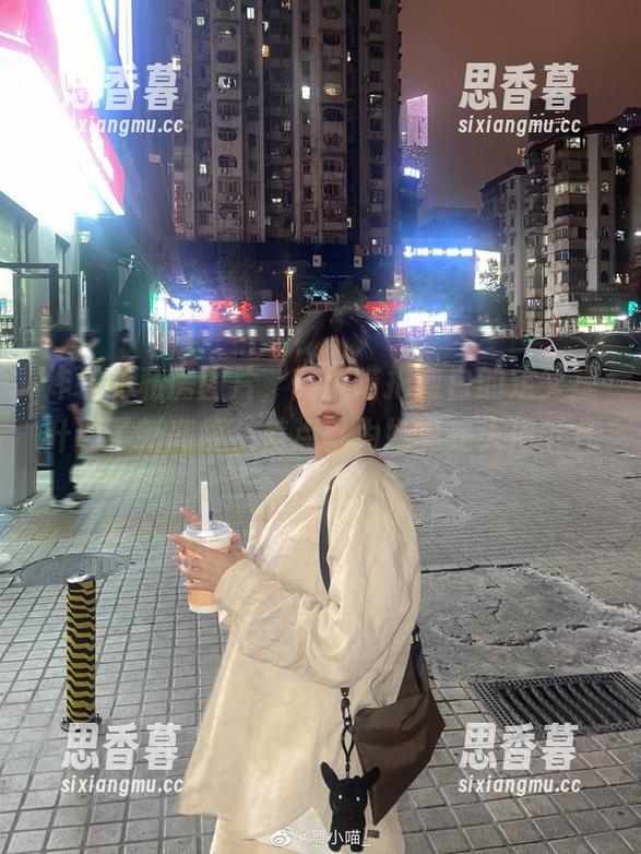 炸裂的私房图片，舞小喵把纯白的定义提升到了新高度，差点以为她真是天使下凡。