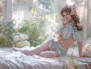 最新图册更新，芊川一笑MNK的泳衣比水还清凉，让人生气。