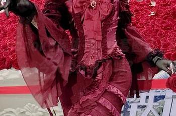 花兮_honoka连体衣，这套图员工福利，今天你分享了吗？