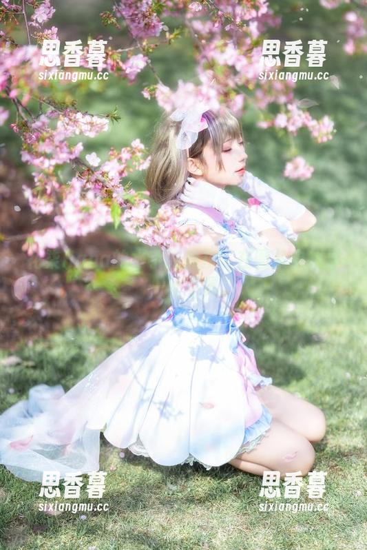 花柒Hana的水手服血拼：在图集中找寻一丝不羁