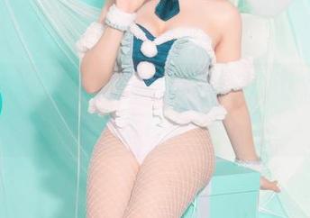 荒井喵喵写真集:初音白兔,谁说兔子只会蹦?