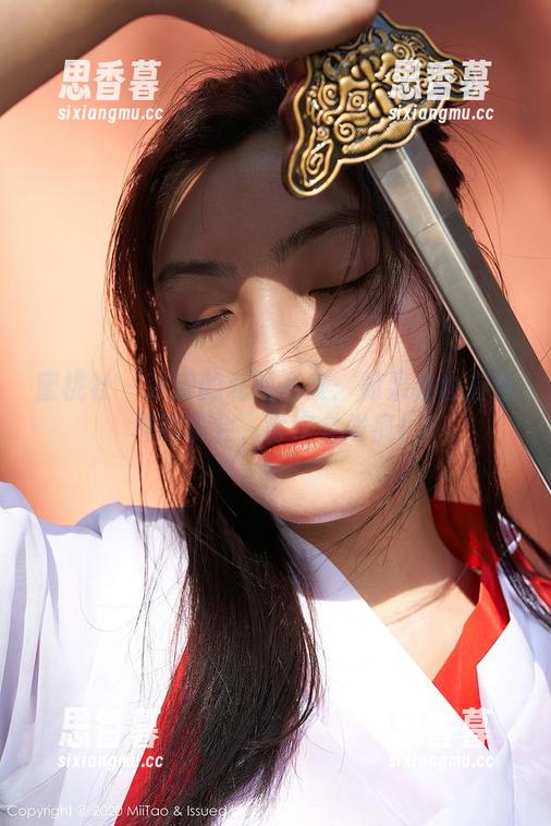 蜜桃社 - 冰露的私拍合集：如果我也有这样的机会，肯定会发疯！
