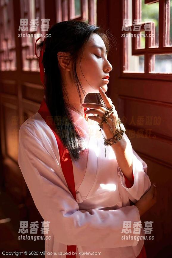 蜜桃社 - 原图揭示了初月那双令人垂涎的长腿，想看看她的下半身会不会也疯狂。