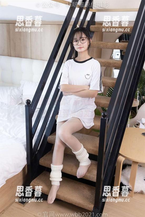 袜啵啵-小安 袜啵啵 - 小安尝试了新式制服,原图里我完全没注意到她的发型变了!