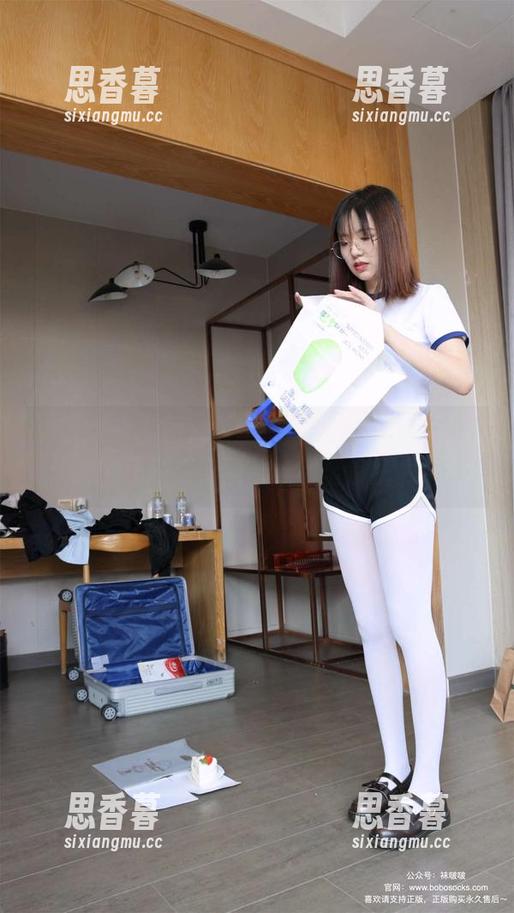 袜啵啵 - 套图大放送，甜甜圈用校服花絮唤醒那段青春回忆，完全没压力！