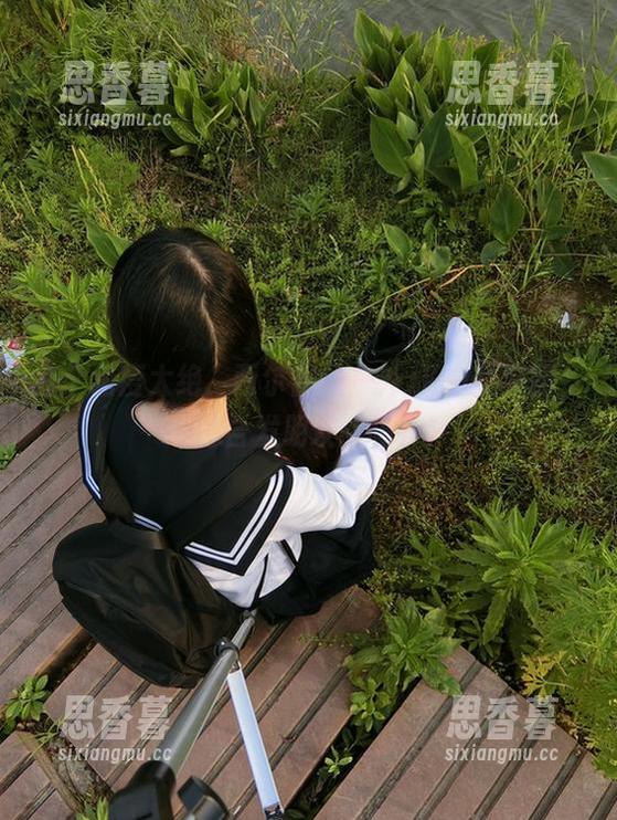 那个角度太绝，西尔酱的户外JK白丝套图，适合发朋友圈吗？