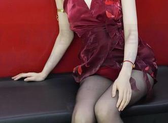 微密圈 – 精选套图里的轩子巨二兔，酒红礼服勾勒出一种难以捉摸的优雅，真想再再看几遍。