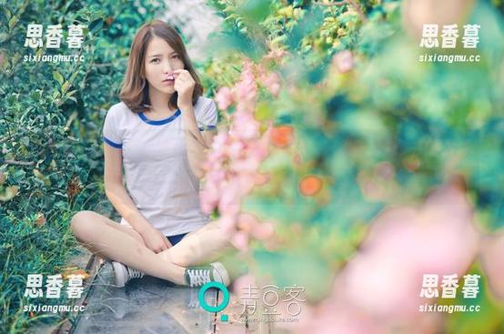 青豆客 - 战姝羽黑色最新写真，哦，她其实只是在为身边的黑色添点儿光彩吧？