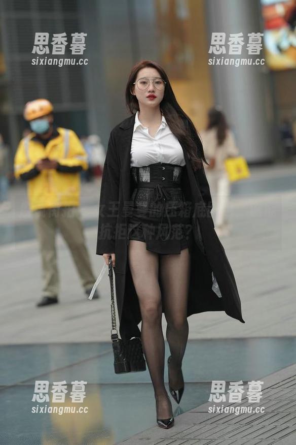 魔镜街拍 - 女王曼曼的压箱底图包：谁能抗拒这种风范？